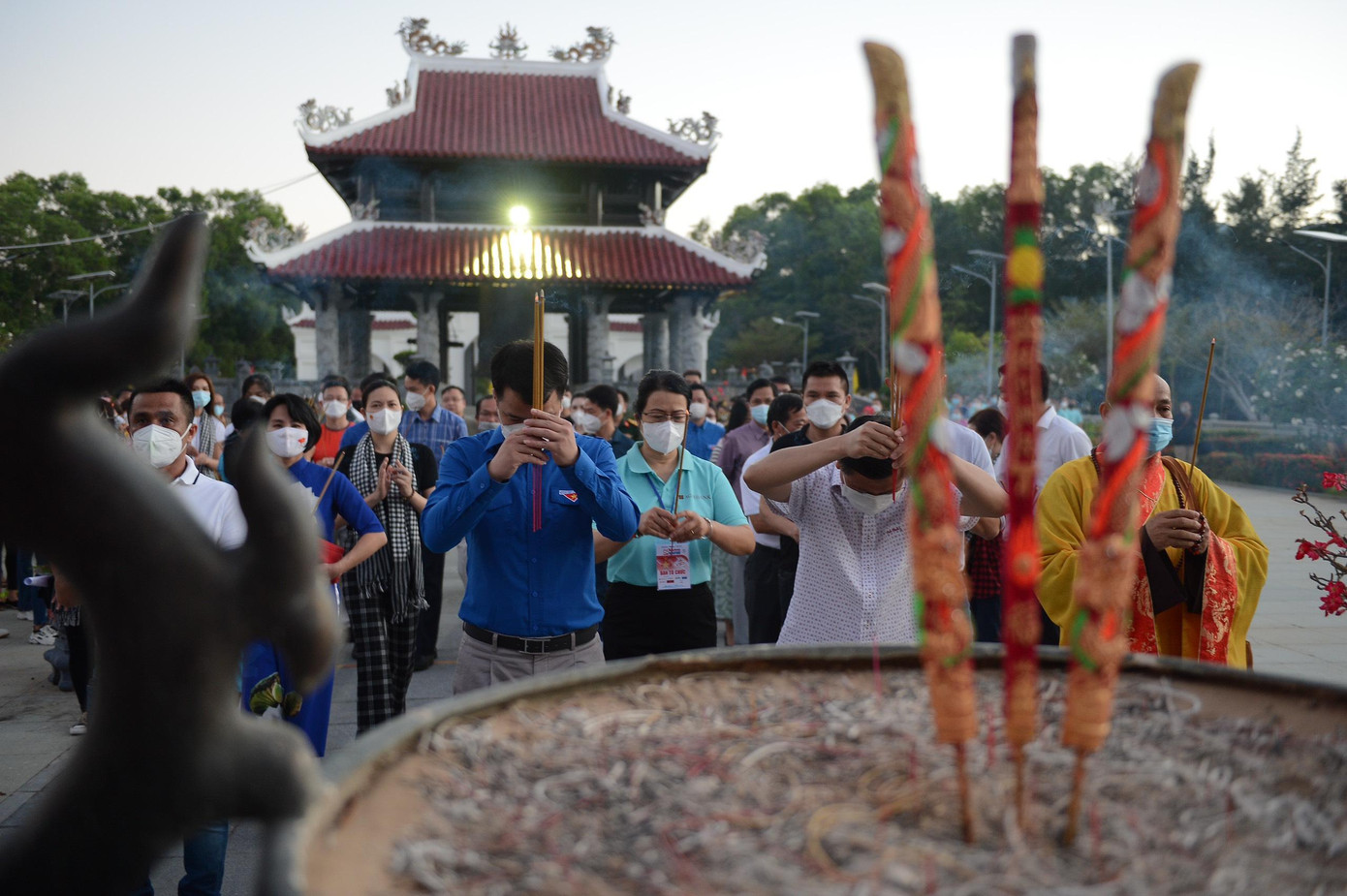 Dâng hương, thắp nến tri ân các bậc tiền nhân ảnh 11 Dâng hương, thắp nến tri ân các bậc tiền nhân ảnh 11