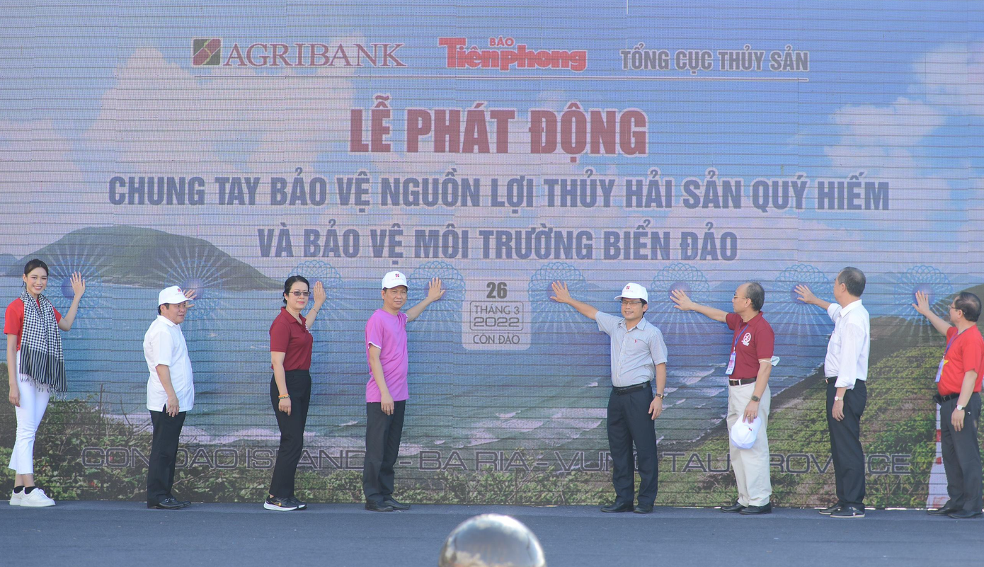 Thượng cờ Tổ quốc ở Côn Đảo linh thiêng ảnh 45 Thượng cờ Tổ quốc ở Côn Đảo linh thiêng ảnh 45