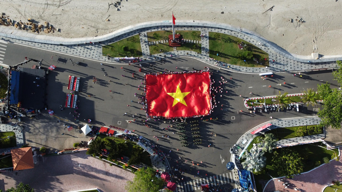 Thượng cờ Tổ quốc ở Côn Đảo linh thiêng ảnh 36 Thượng cờ Tổ quốc ở Côn Đảo linh thiêng ảnh 36