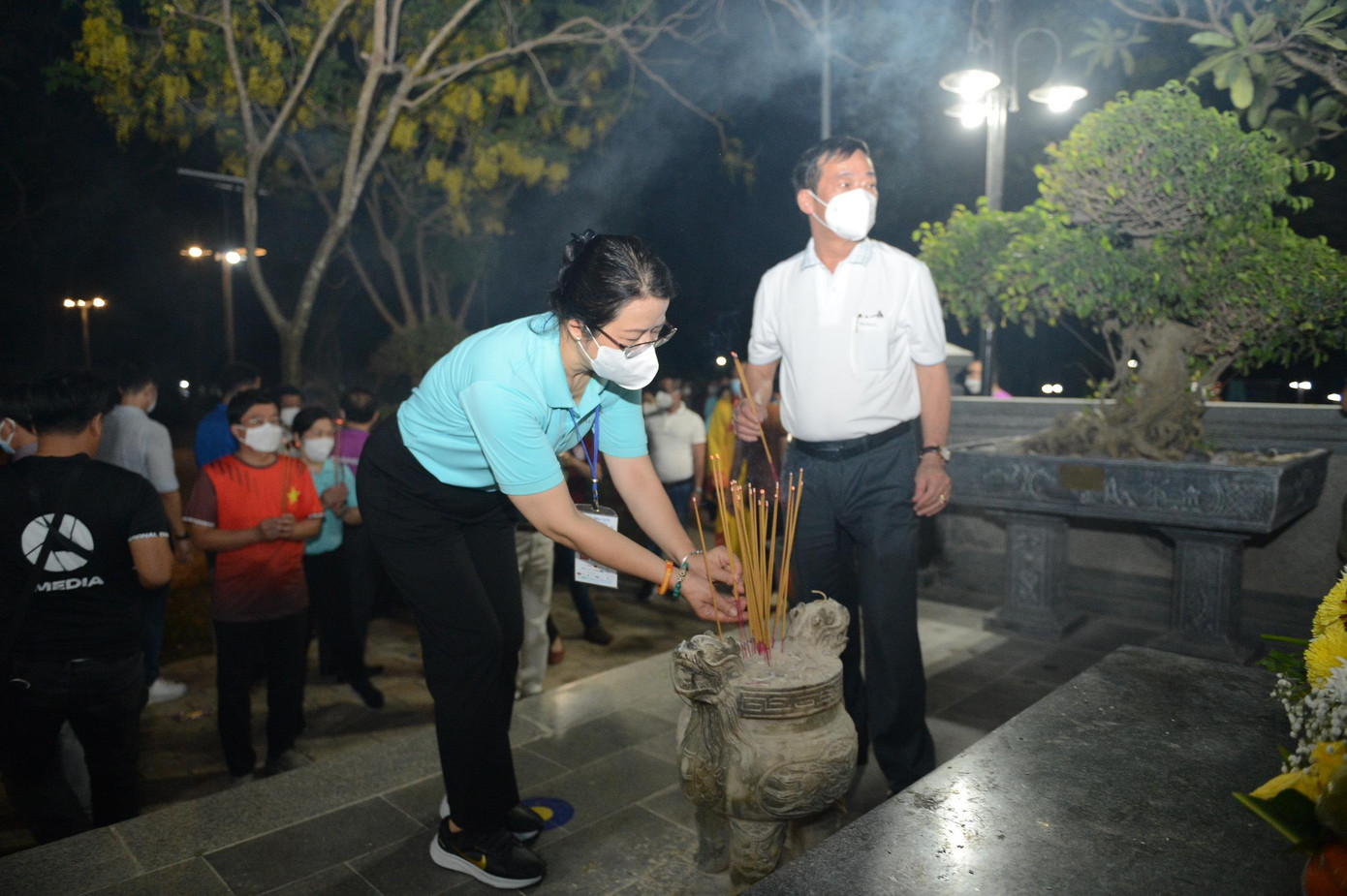 Phó Tổng Giám đốc Ngân hàng Agribank Nguyễn Thị Phượng thắp nén nhang tưởng nhớ các bậc tiền nhân Phó Tổng Giám đốc Ngân hàng Agribank Nguyễn Thị Phượng thắp nén nhang tưởng nhớ các bậc tiền nhân