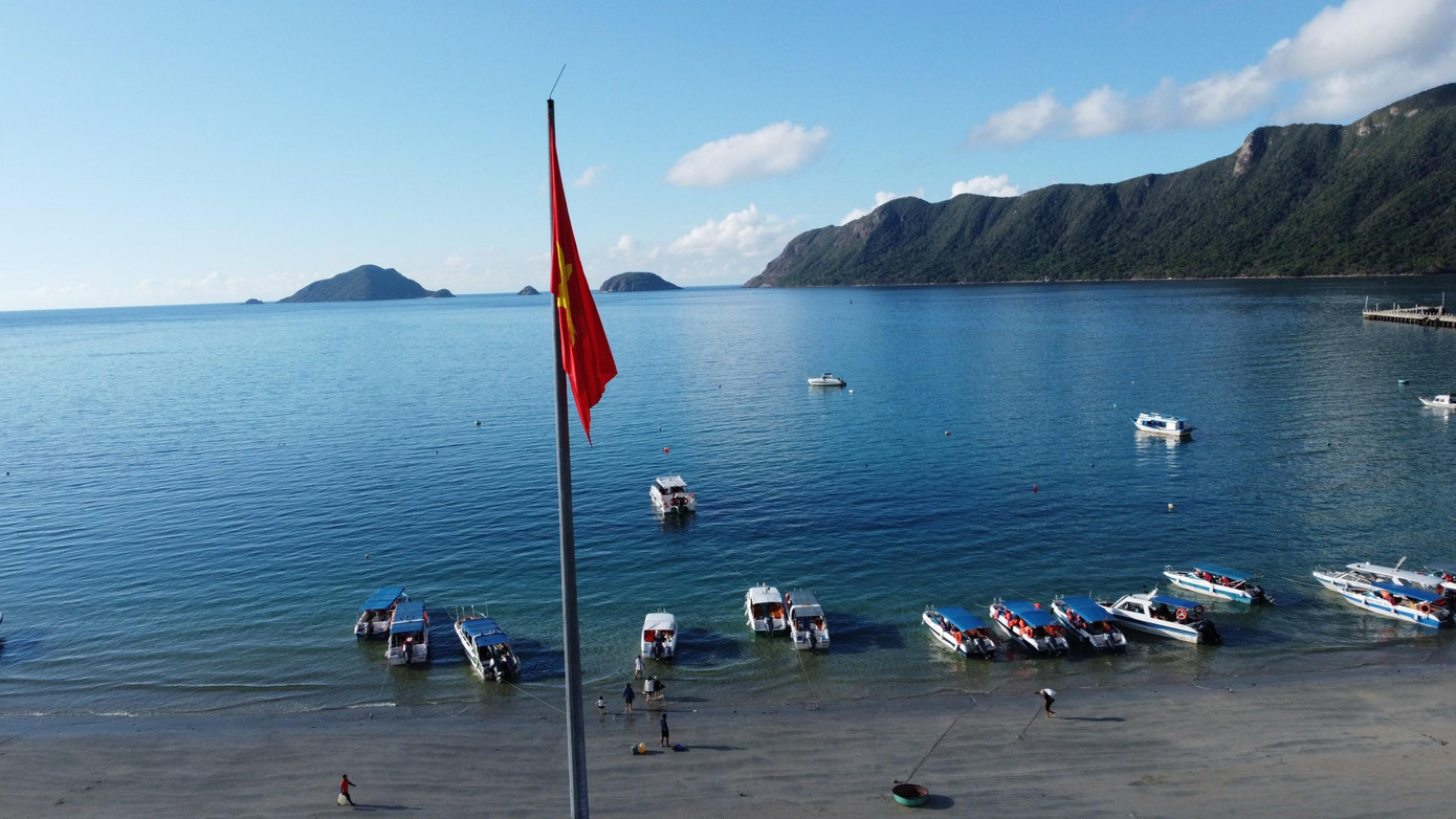 Thượng cờ Tổ quốc ở Côn Đảo linh thiêng ảnh 28 Thượng cờ Tổ quốc ở Côn Đảo linh thiêng ảnh 28