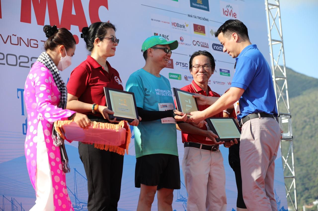 Chạy đồng hành cùng Tiền Phong Marathon 2022 ảnh 13