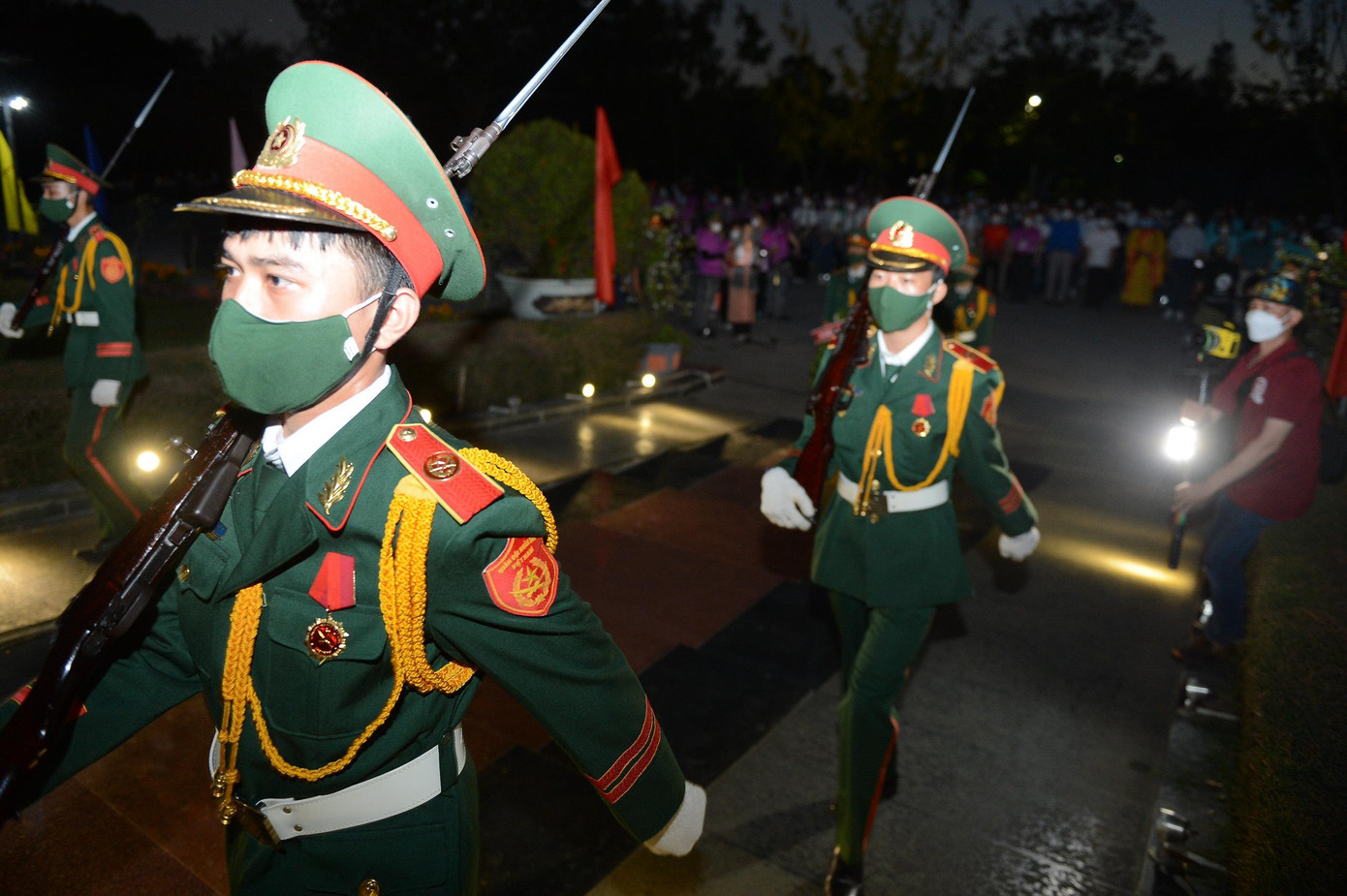 Dâng hương, thắp nến tri ân các bậc tiền nhân ảnh 21 Dâng hương, thắp nến tri ân các bậc tiền nhân ảnh 21