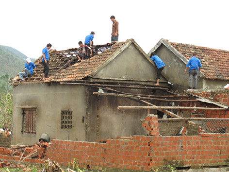 Màu áo xanh tình nguyện sưởi ấm những vùng quê bạc trắng sau bão lũ. ảnh: hoàng nam