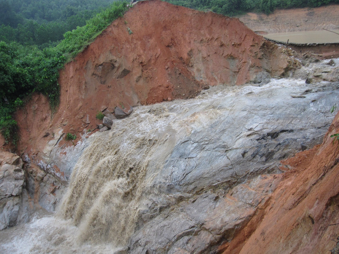  Đập thủy lợi Khe Mơ, huyện Hương Sơn vỡ, hàng trăm người chìm trong biển nước
