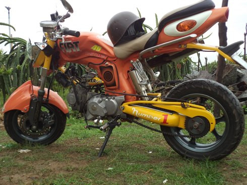 Chiếc xe được độ từ dưới lên trên, tay độ xe cho biết. Cặp bánh và giảm xóc trước từ chiếc @ mua ở hàng ve chai. Chiếc gắp đơn được hoàn thành trong 40 ngày. Động cơ từ Honda 67 máy đứng được độ lại để đặt ngang. Chiếc xe được hoàn thành sau 2 năm. 