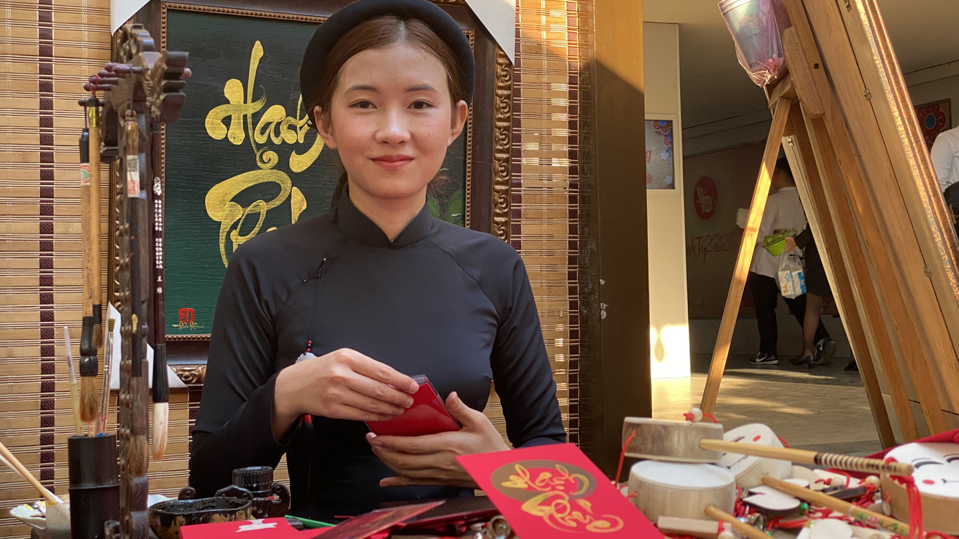 'Bà đồ' xinh như hot girl múa bút bán chữ trên phố Sài Gòn ảnh 10