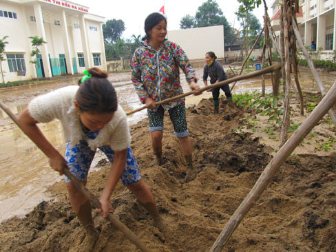 Các cô giáo trường THCS Hành Tín Đông xúc bùn cát 