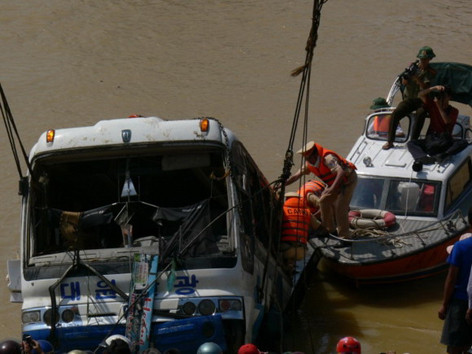 Cứu nạn vụ trôi xe trên dòng Lam. Cứu nạn vụ trôi xe trên dòng Lam