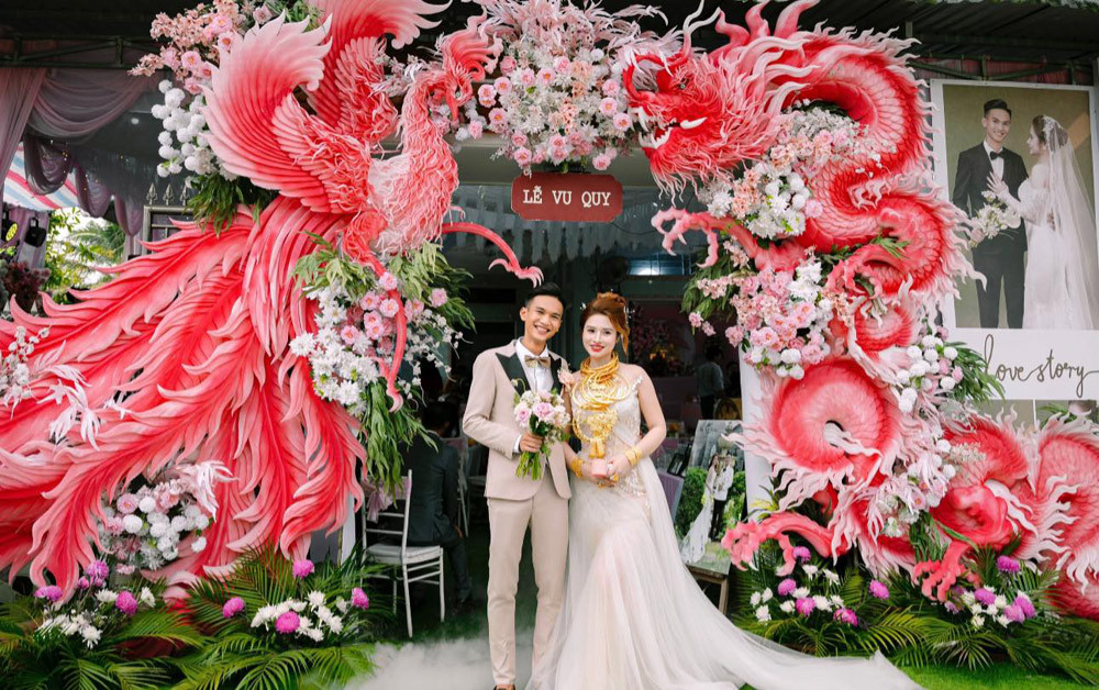 Cặp đôi được hai bên gia đình tặng hơn 20 cây vàng.