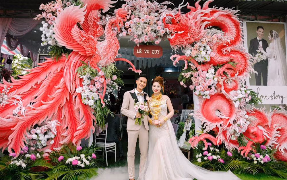 Cặp đôi được hai bên gia đình tặng hơn 20 cây vàng.