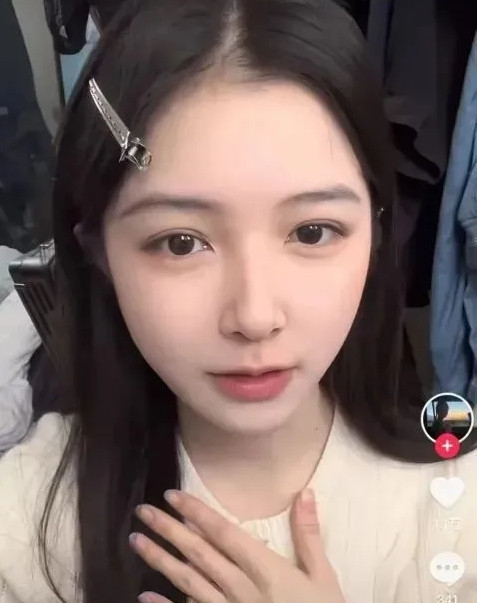 Tâm Nhiên trên nền tảng livestream. Ảnh: QQ