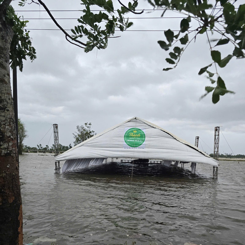 Rạp cưới ngập lưng chừng sau trận mưa lớn.