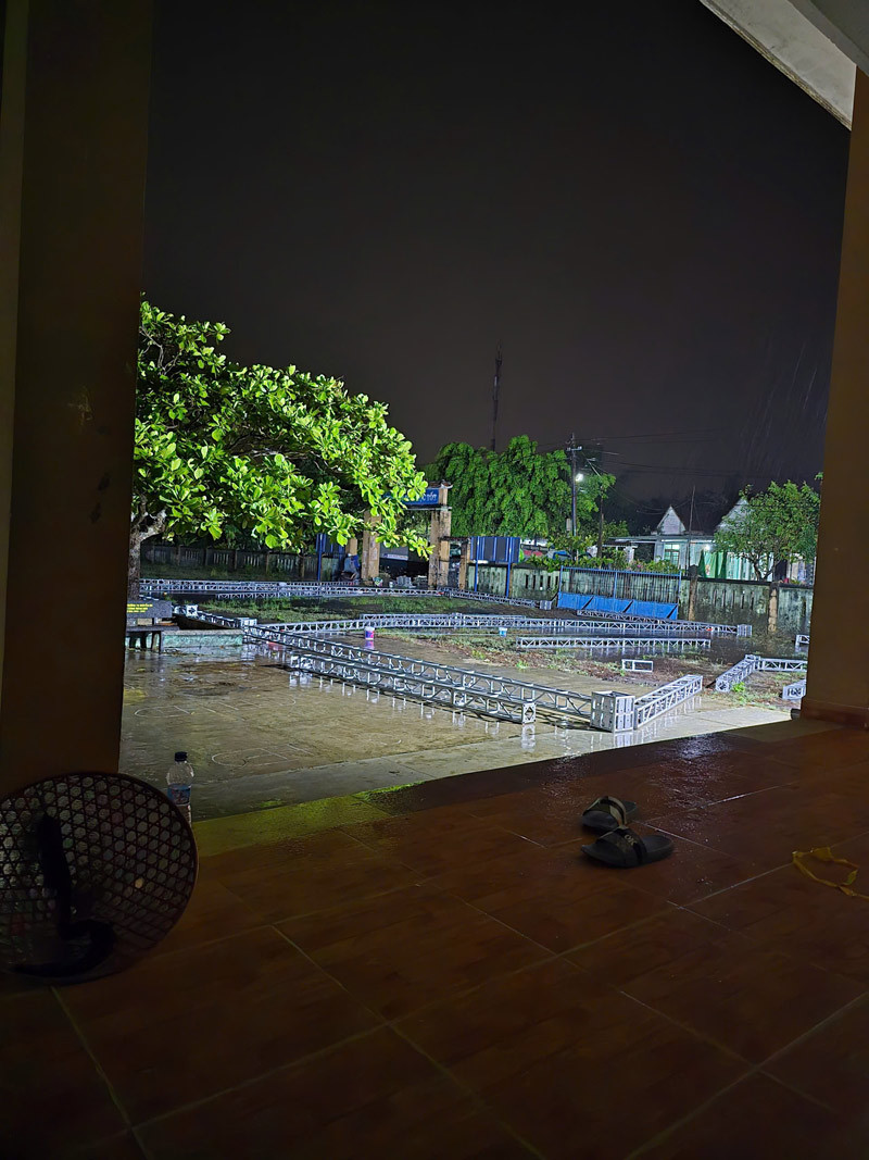 Công tác dựng rạp mới được triển khai ngay trong đêm 12/6.