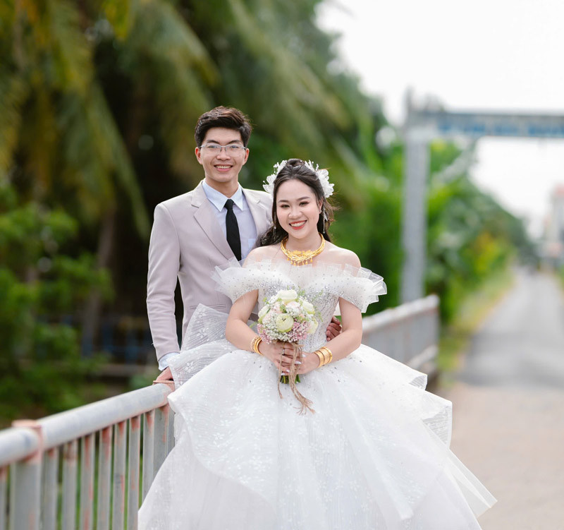 Cặp đôi từ hàng xóm thành vợ chồng.