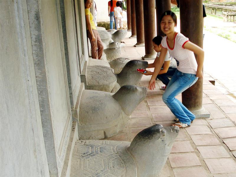 Nhiều sĩ tử tin rằng, xoa đầu rùa tại Văn Miếu sẽ giúp thi đỗ đại học. Ảnh : Mạnh - Sơn