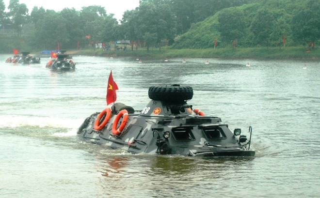  Thượng úy Bùi Trung Hiền, lái xe Thiết giáp, Đại đội Thiết giáp 2 chia sẻ: “Tham gia đợt bổ túc này, tôi tích lũy được không ít kiến thức, kinh nghiệm, đặc biệt là những nội dung mới về lái đội hình, lái lùi, lái bắn tránh đòn tập kích của địch trong quá trình lái bơi”