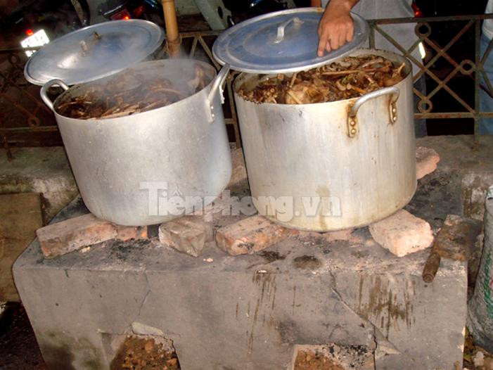 Con hổ bị xẻ làm đôi trong chiếc thùng đông lạnh cỡ lớn Chiếc đầu và một nửa khác của con hổ thứ hai vứt trong góc nhà bẩn thỉu 2 miếng thịt hổ lớn vứt trong nhà vệ sinh, một miếng nằm ngay trên bệ xí Hai nồi cao khỉ được nấu công khai ở sân khu tập thể Đĩa đựng óc và cặp mắt hổ Nồi cao khỉ đang được nấu Bộ da hổ còn nguyên đựng trong thùng đông lạnh thứ hai Lực lượng công an thẩm vấn những đối tượng liên quan 4 chiếc ngà voi bị thu giữ Bộ da hổ nhồi cùng 2 đầu hươu còn nguyên sừng Con hổ bị xẻ làm đôi trong chiếc thùng đông lạnh cỡ lớn Chiếc đầu và một nửa khác của con hổ thứ hai vứt trong góc nhà bẩn thỉu 2 miếng thịt hổ lớn vứt trong nhà vệ sinh, một miếng nằm ngay trên bệ xí Hai nồi cao khỉ được nấu công khai ở sân khu tập thể Đĩa đựng óc và cặp mắt hổ Nồi cao khỉ đang được nấu Bộ da hổ còn nguyên đựng trong thùng đông lạnh thứ hai Lực lượng công an thẩm vấn những đối tượng liên quan 4 chiếc ngà voi bị thu giữ Bộ da hổ nhồi cùng 2 đầu hươu còn nguyên sừng