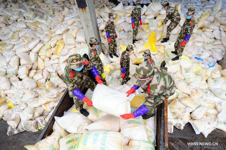 Hàng chục tấn chất khử được vận chuyển tới sông Long Giang. Ảnh: Xinhua