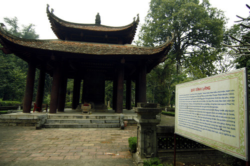 Tại đây có rất nhiều lăng mộ, nhưng nổi bật nhất là bia Vĩnh Lăng. Đây là một trong những tấm bia lớn nhất nước ta. Bia mô tả ngắn gọn, cô đọng gia tộc, thân thế, sự nghiệp công lao của vua Lê Thái Tổ do Nguyễn Trãi biên soạn. 