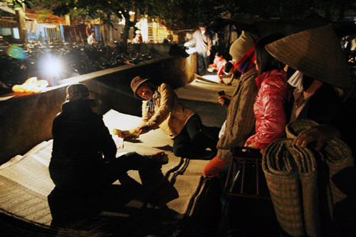 Tiền thu nhập từ nghề chiếu cũng là nguồn lợi đáng kể của người dân quê lúa lúc nông nhàn