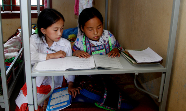 Nhà bán trú đã được đưa vào sử dụng. Liều Thị Dua (trái ảnh) và Vàng Thị Ding học lớp 6A1, người dân tộc H’mông là hai trong số những học sinh bán trú của trường. Liều Thị Dua cho biết: nhà em ở bản Căn Tỉ 2 cách trường hơn 20 km, phải đi từ sáng tới chiều mới đến 