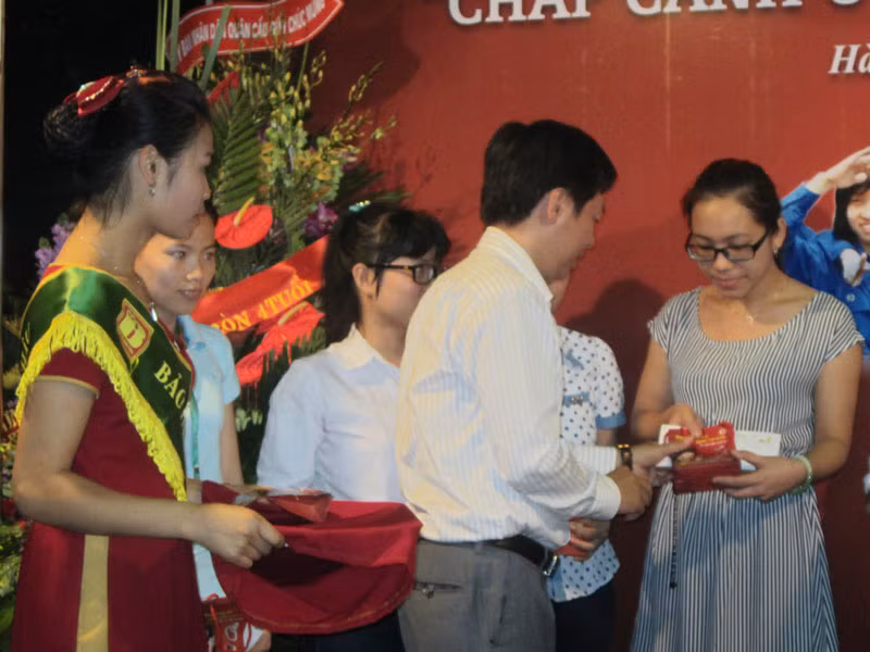 Ông Trần Thanh Lâm - Phó tổng biên tập báo Tiền Phong lên trao quà cho các em sinh viên