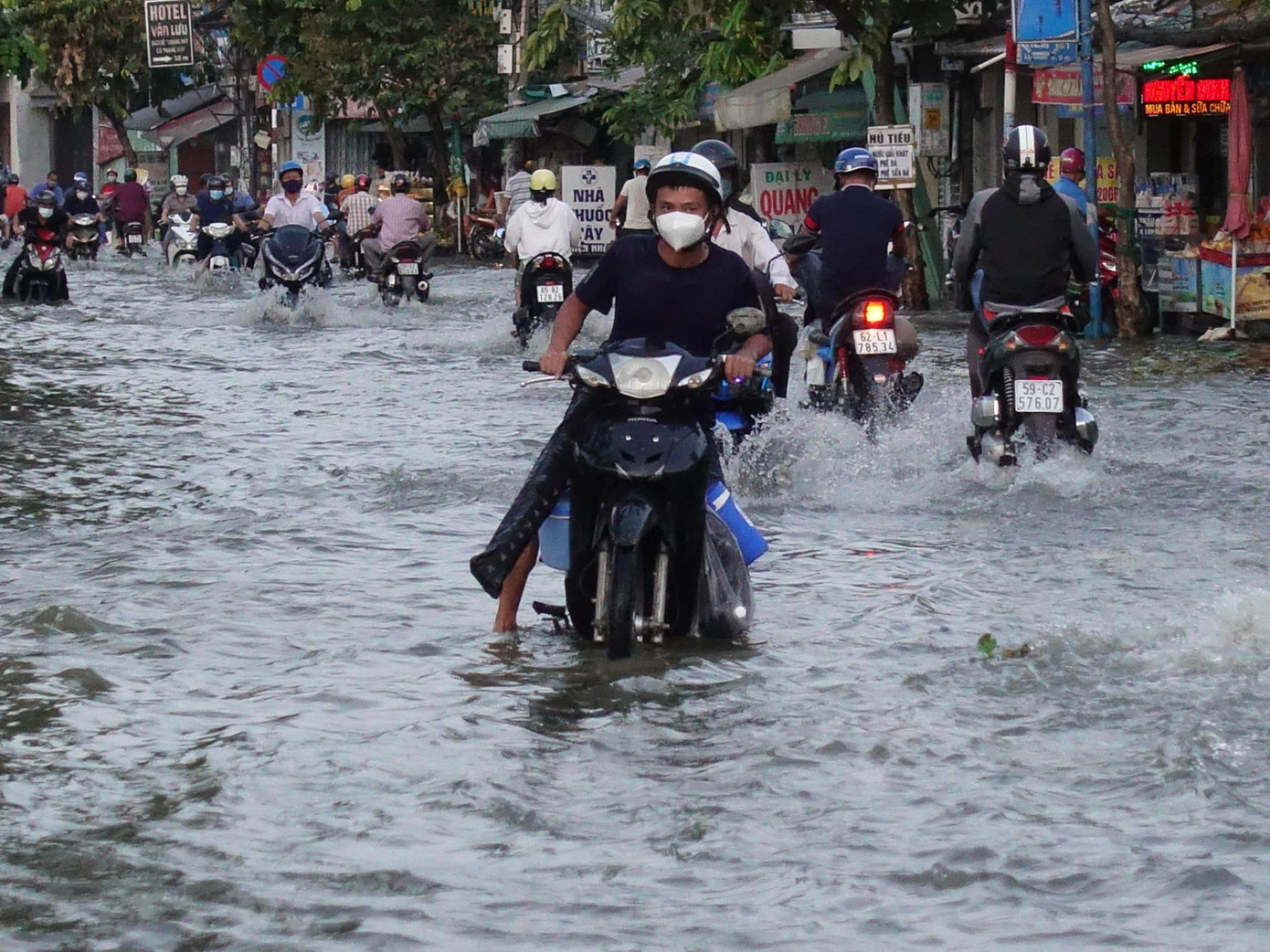 Để chủ động phòng tránh, người dân nên hạn chế di chuyển vào các tuyến đường này vào giờ thủy triều dâng cao để tránh ngập gây hư hỏng phương tiện. Ảnh minh họa: Hữu Huy Để chủ động phòng tránh, người dân nên hạn chế di chuyển vào các tuyến đường này vào giờ thủy triều dâng cao để tránh ngập gây hư hỏng phương tiện. Ảnh minh họa: Hữu Huy