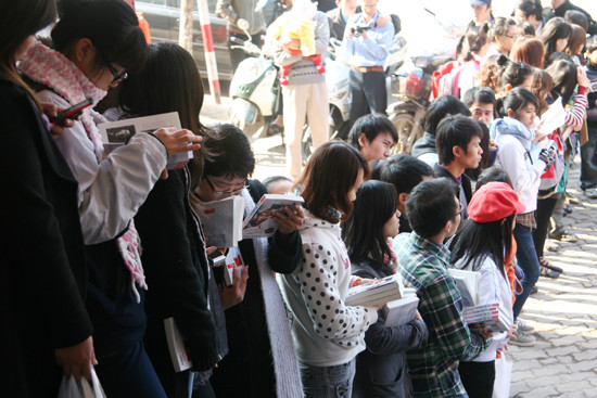 Đông đảo người hâm mộ có mặt rất sớm để đón tác giả 