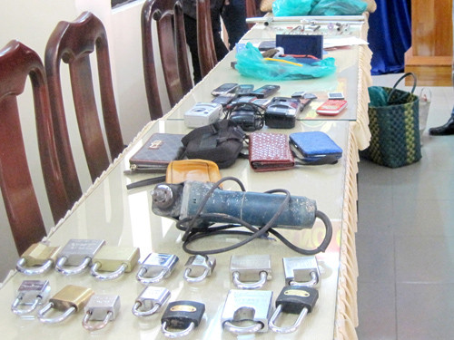 Tang vật công an thu được của 3 tên nghi phạm