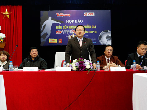 Đồng Trưởng BTC Siêu Cúp Lê Xuân Sơn giới thiệu trận đấu với báo chí trong cuộc họp báo chiều qua. ảnh: Hồng Vĩnh 