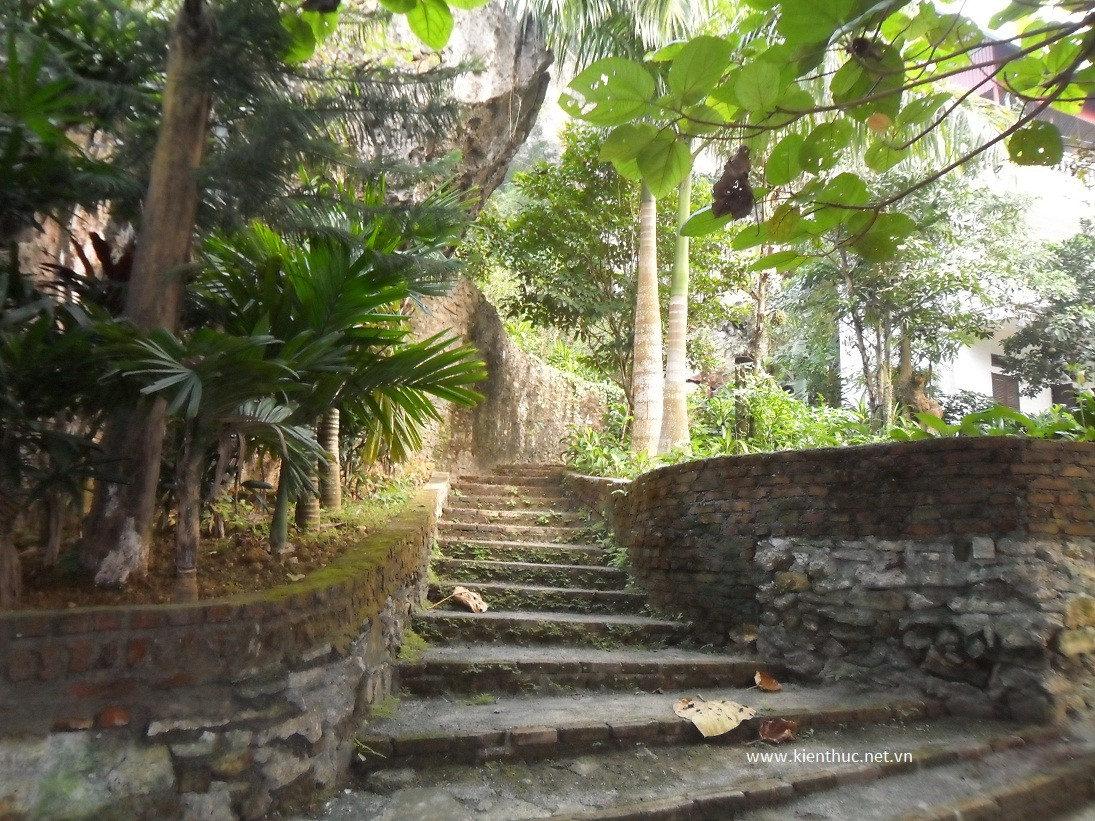 Vào bên trong, phải có người dẫn đường, nếu không sẽ dễ bị lạc vì có nhiều lối đi