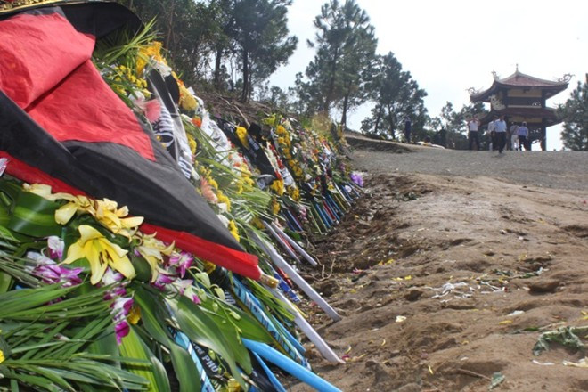 Vòng hoa tưởng niệm Đại tướng được xếp dọc đường lên khu mộ