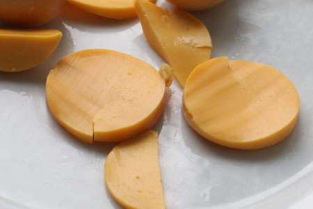 Các vết dao cắt trên bề mặt trứng giống hệt khi cắt thạch hay cắt cao su... bề mặt rất mịn, không xốp hay bột như trứng thường. Các vết dao cắt trên bề mặt trứng giống hệt khi cắt thạch hay cắt cao su... bề mặt rất mịn, không xốp hay bột như trứng thường