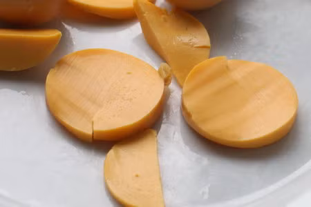 Các vết dao cắt trên bề mặt trứng giống hệt khi cắt thạch hay cắt cao su... bề mặt rất mịn, không xốp hay bột như trứng thường. Các vết dao cắt trên bề mặt trứng giống hệt khi cắt thạch hay cắt cao su... bề mặt rất mịn, không xốp hay bột như trứng thường