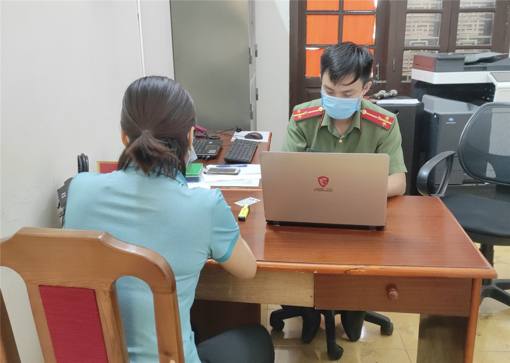 Một nạn nhân trình báo công an.