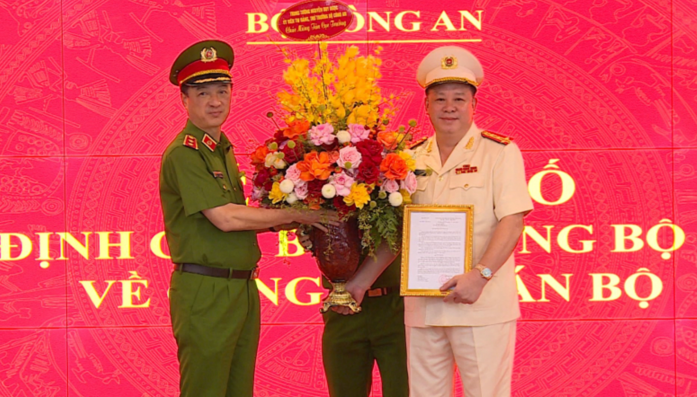 Đại tá Nguyễn Quốc Hùng tại lễ nhận quyết định. Đại tá Nguyễn Quốc Hùng tại lễ nhận quyết định.