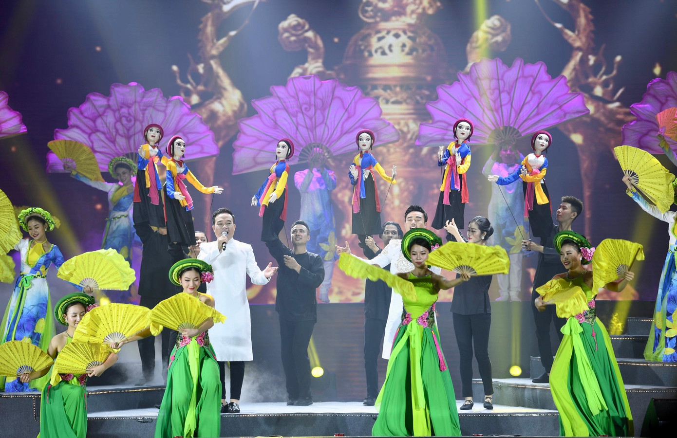 Nhiều ca sỹ hội tụ tại lễ kỷ niệm. Ảnh: Đ.H