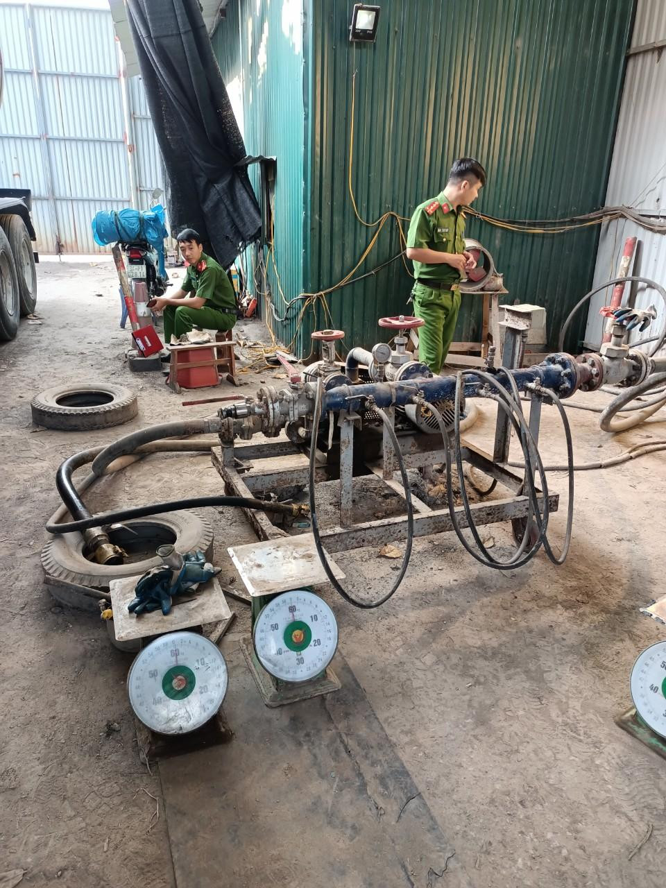 Hệ thống dây dẫn, cân phục vụ việc chiết gas lậu của các đối tượng. Hệ thống dây dẫn, cân phục vụ việc chiết gas lậu của các đối tượng.