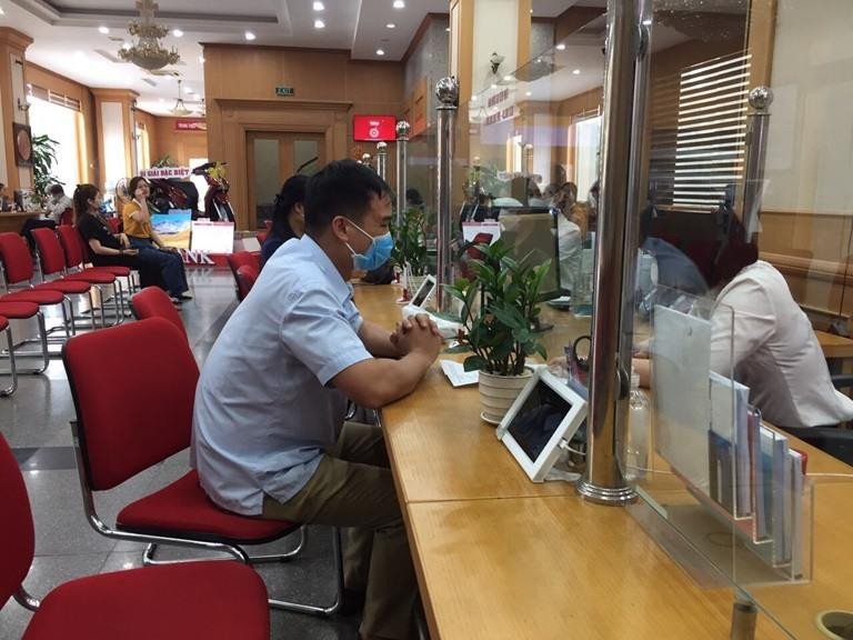 Khách hàng đến ngân hàng giao dịch tại Agribank Chi nhánh Vĩnh Phúc II. Ảnh minh họa.