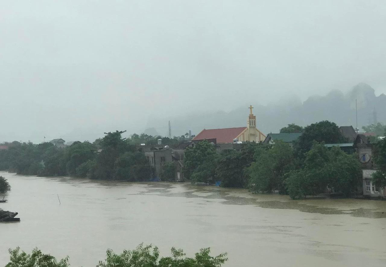 Nước sông Hoàng Long dâng cao khiến nhiều ngôi nhà bị cô lập, chia cắt. Ảnh: Đ.H Nước sông Hoàng Long dâng cao khiến nhiều ngôi nhà bị cô lập, chia cắt. Ảnh: Đ.H