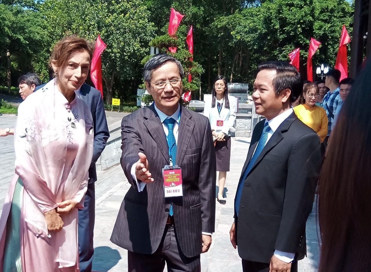 Chủ tịch UBND tỉnh Ninh Bình Phạm Quang Ngọc (phải) tiếp Tổng Giám đốc UNESCO Audrey Azoulay.
