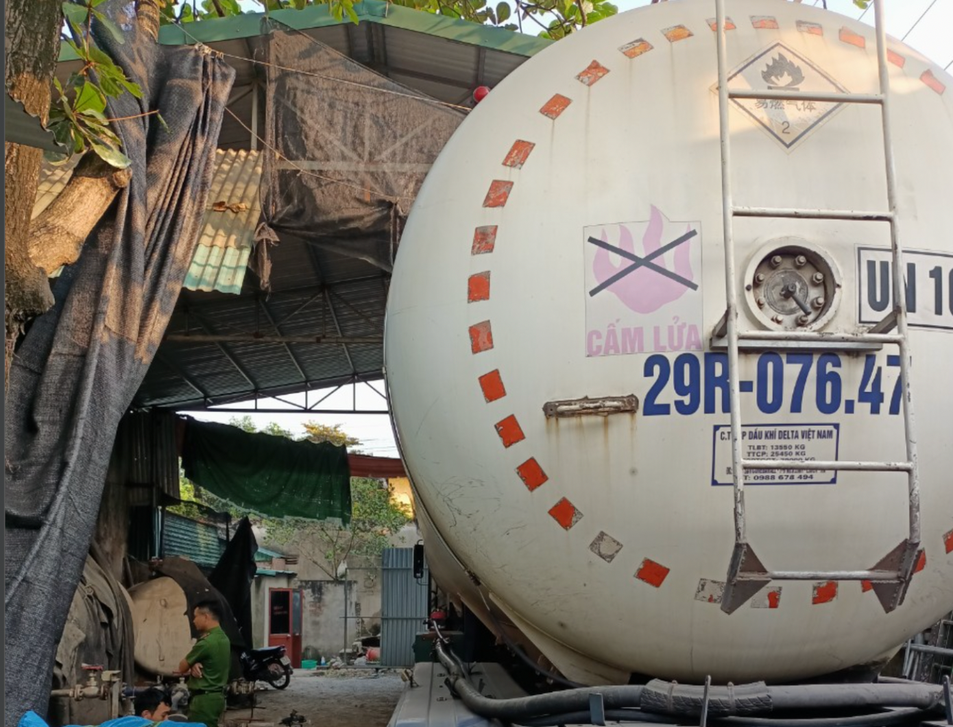 Chiếc xe bồn tại hiện trường. Chiếc xe bồn tại hiện trường.