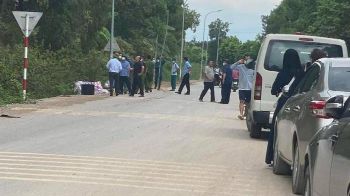 Lực lượng chức năng tổ chức khám nghiệm hiện trường.