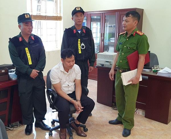 Bị can Trần Xuân Mạnh (áo trắng) Bị can Trần Xuân Mạnh (áo trắng)