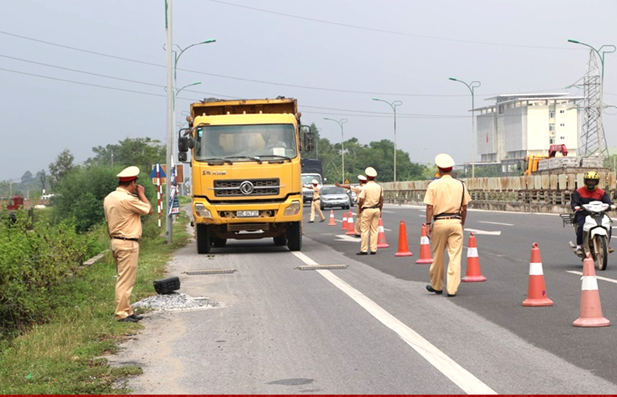 Cảnh sát giao thông Công an tỉnh Vĩnh Phúc kiểm tra xe quá tải.