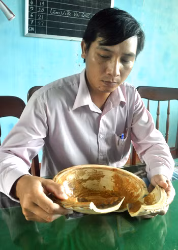 Ông Phùng Bá Vương, Phó chủ tịch UBND xã Bình Châu bày tỏ tiếc nuối vì cổ vật vớt lên bờ nguyên vẹn, song vì ngư dân giành giật đã vỡ thành nhiều mảnh. Ảnh: Trí Tín (VnExpress)