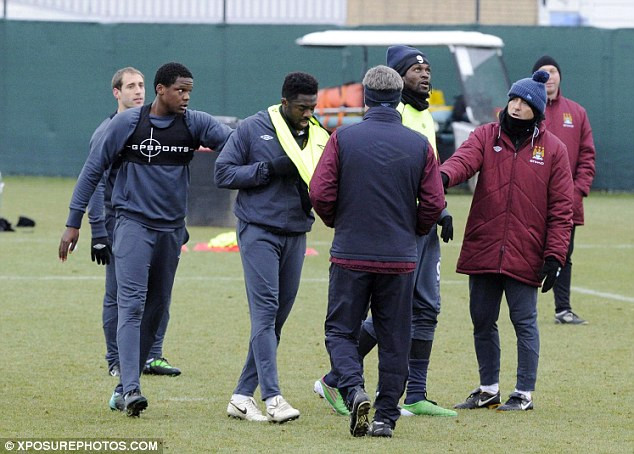 Kolo Toure và Adebayor định choảng nhau. Kolo Toure và Adebayor định choảng nhau