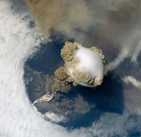 Núi lửa Sarychev trên đảo Kuril, Nga