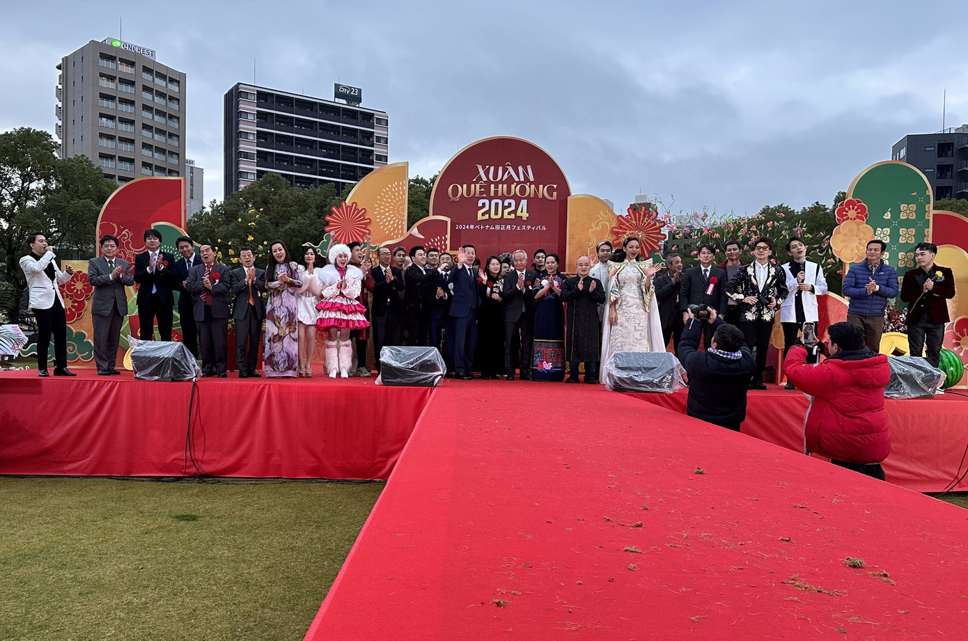 Đoàn nghệ thuật biểu diễn tại Fukuoka, Nhật Bản.